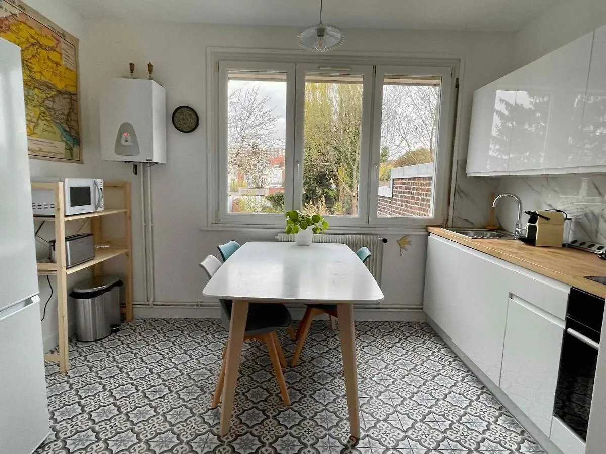 Villa La Chambre Jaune Maison Avec Grande Terrasse Et Garage Prive à Lille Hébergement de vacances