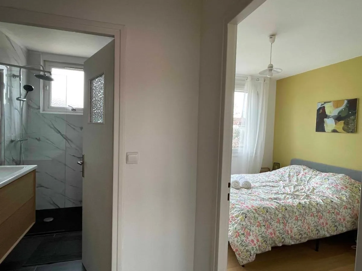 Hébergement de vacances Villa La Chambre Jaune Maison Avec Grande Terrasse Et Garage Prive à Lille
